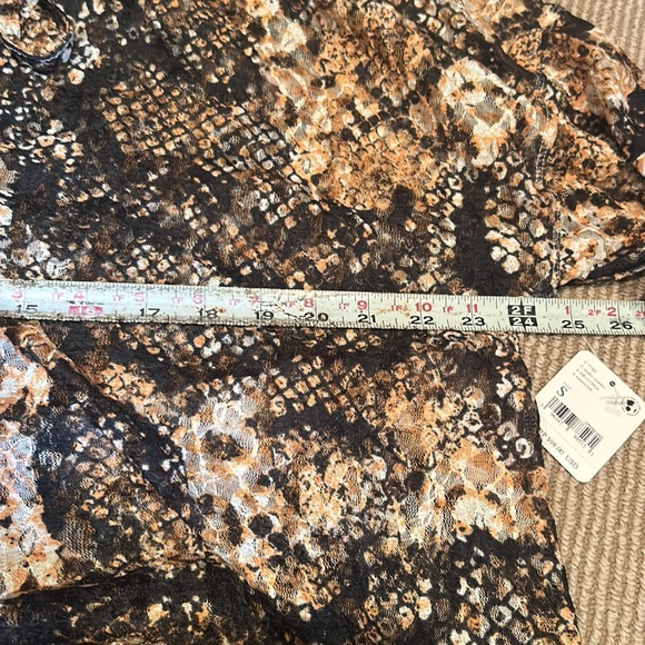 (5 for $75) NWT FREE PEOPLE about for the night oversized top in snake combo - Picture 11 of 13